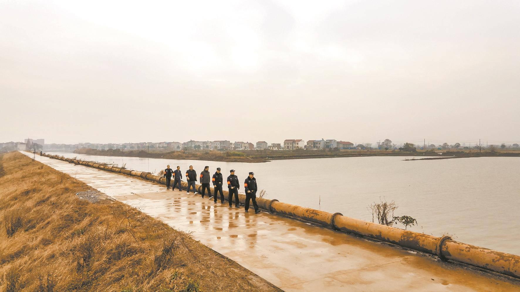 洪湖警民巡防洪湖水域 通讯员余骊摄