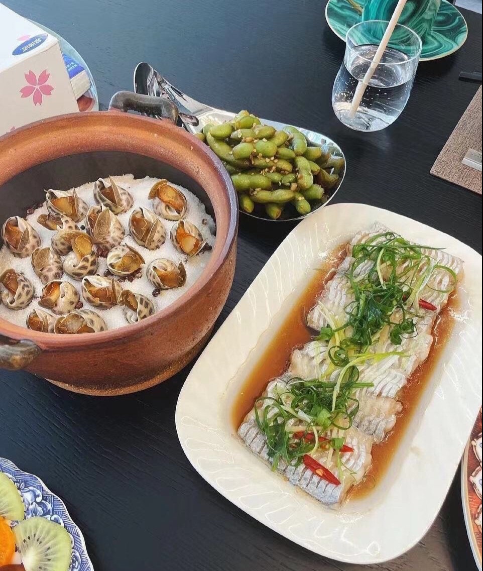 张大奕晒美食照，一同用餐者疑似蒋凡