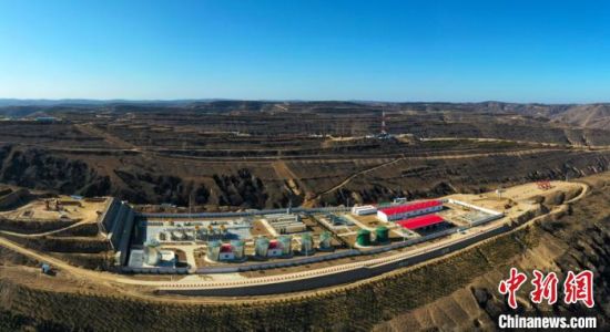 12月27日，采油二厂油气量突破350万吨，为长庆油田油气当量突破6000万吨贡献了力量。张占聪 摄