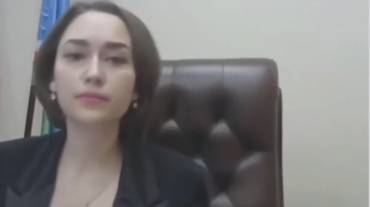 俄议员谴责女部长穿低领装发言，“你的胸妨碍我听报告”