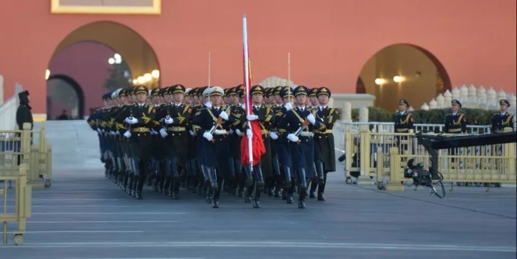 直击现场！天安门广场举行2020年第一场升旗仪式