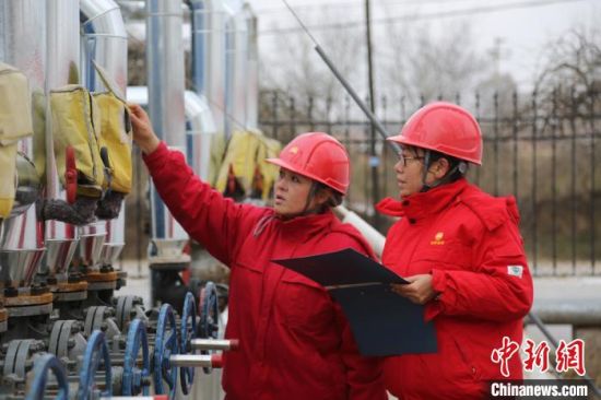 采油二厂员工加强日常巡检，守好安全“红线”。　张占聪 摄