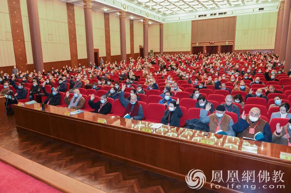 举手表决（图片来源：凤凰网佛教 摄影：上海市佛教协会）
