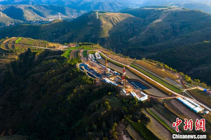 长庆油田大力推广“大井丛、多井型、立体式、工厂化”作业模式，实现页岩油规模效益开发。（资料图）李忠斌 摄