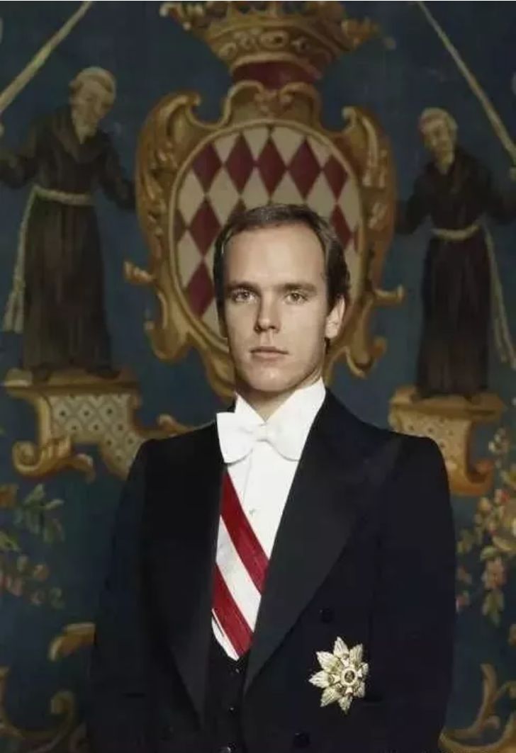 别看现在的阿尔伯特二世亲王看上去有中年发福的特征,颜值有点拖后腿