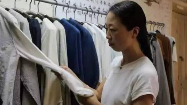 服装设计师马可坚持手工制作 致力于打造中国自己的品牌