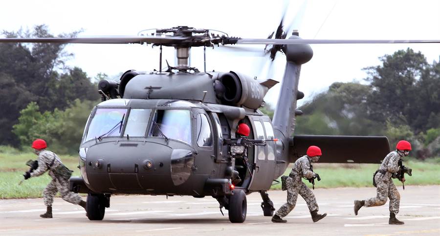 台防务部门黑鹰直升机失踪迫降 “参谋总长”已获救