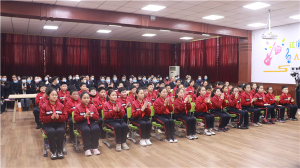 与会领导及参会人员观看商丘市第一实验小学主题队日活动