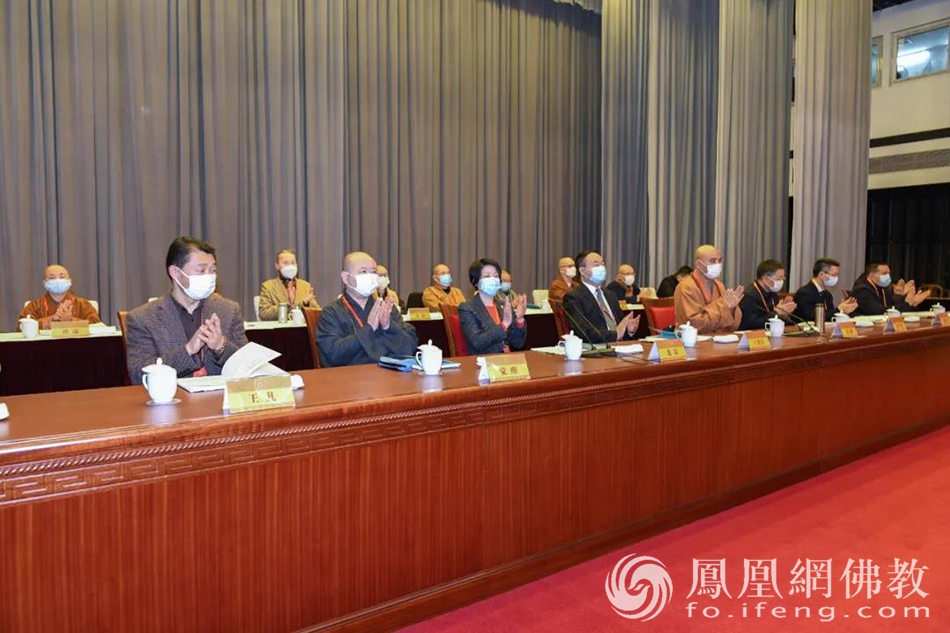 鼓掌通过（图片来源：凤凰网佛教 摄影：上海市佛教协会）