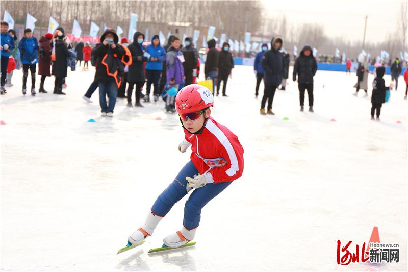 12月26日，涿州市第二届冰雪运动会拉开帷幕。图为比赛现场。