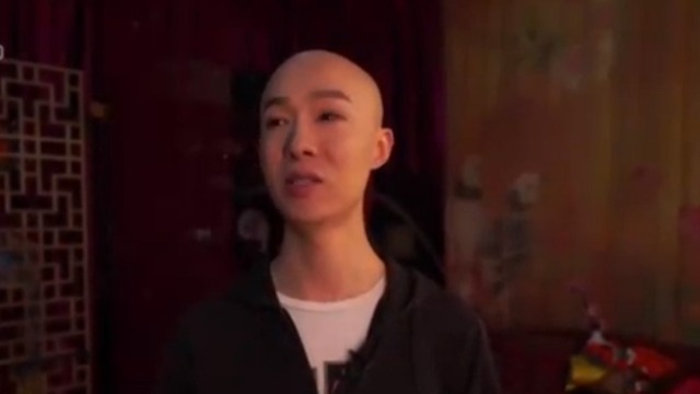 难掩激动 男旦董飞怀念老师泪湿眼眶