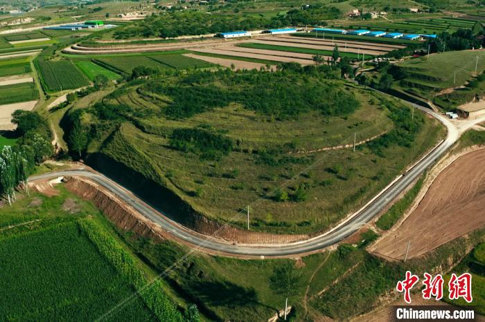 采油二厂投资35万元修建的通往养殖合作社柏油路(资料图) 李忠斌 摄