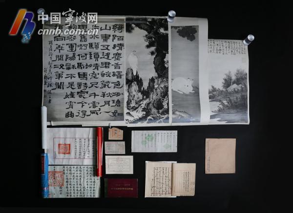 虞哲琪已年过花甲,一直没有回过家乡北仑柴桥。在一次浏览网页时无意发现爷爷的一张“虞和寅技师甄别证书”在网上拍卖,价格高达万元。家人的东西被买来买去,她心里很不是滋味。想到自己手上还有爷爷遗留的东西,就想到一定要把它们捐赠给家乡博物馆,让后人能了解爷爷曾经为国家民族做过的贡献。随着年龄的增长,这种念头越来越强烈,于是想办法联系上了家乡的中国港口博物馆。