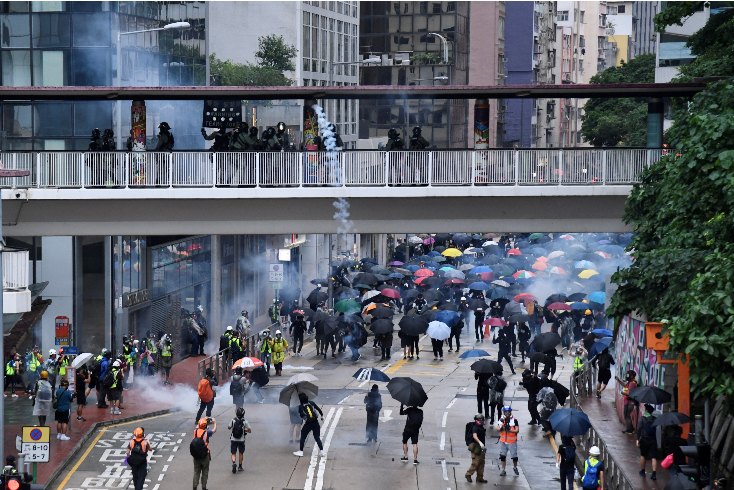 香港17名反对派区议员涉暴被捕 若判刑或失议席