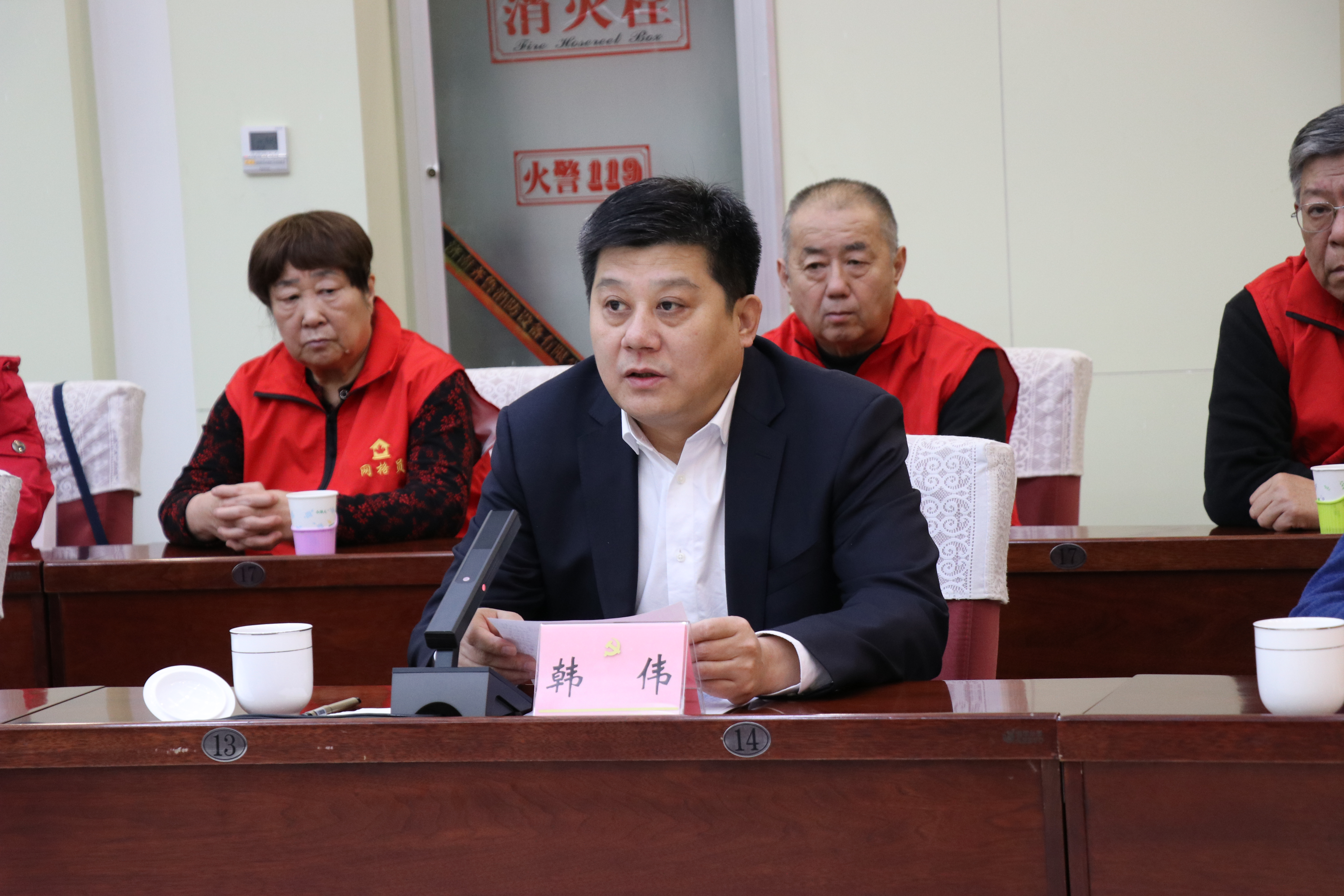 南村街道党工委书记周红文,北坦北关社区杜春霞围绕志愿者在基层社会