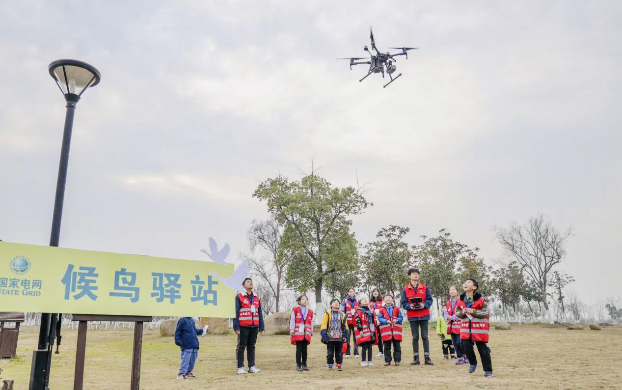 12月26日，铜陵供电公司与铜陵网携手开展“候鸟毅行”中段无人机演示活动