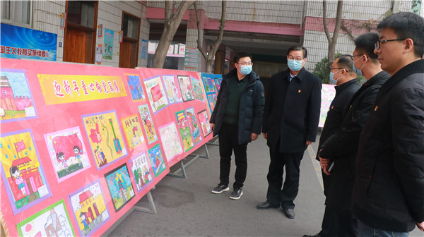 与会人员参观省级党建工作市第一实验小学示范校画展