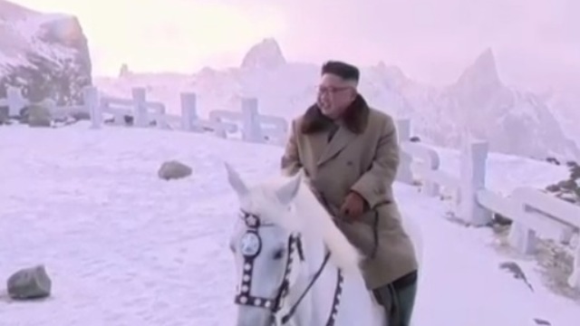 金正恩骑马再登白头山 与陪同人员在雪地烤火 凤凰网视频 凤凰网