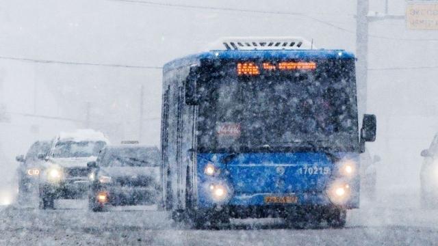 俄罗斯公交车窗坏了照样开 车内乘客被雪覆盖：常规操作
