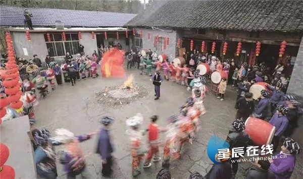 （苗家欢度腊八节。李艾家 摄）