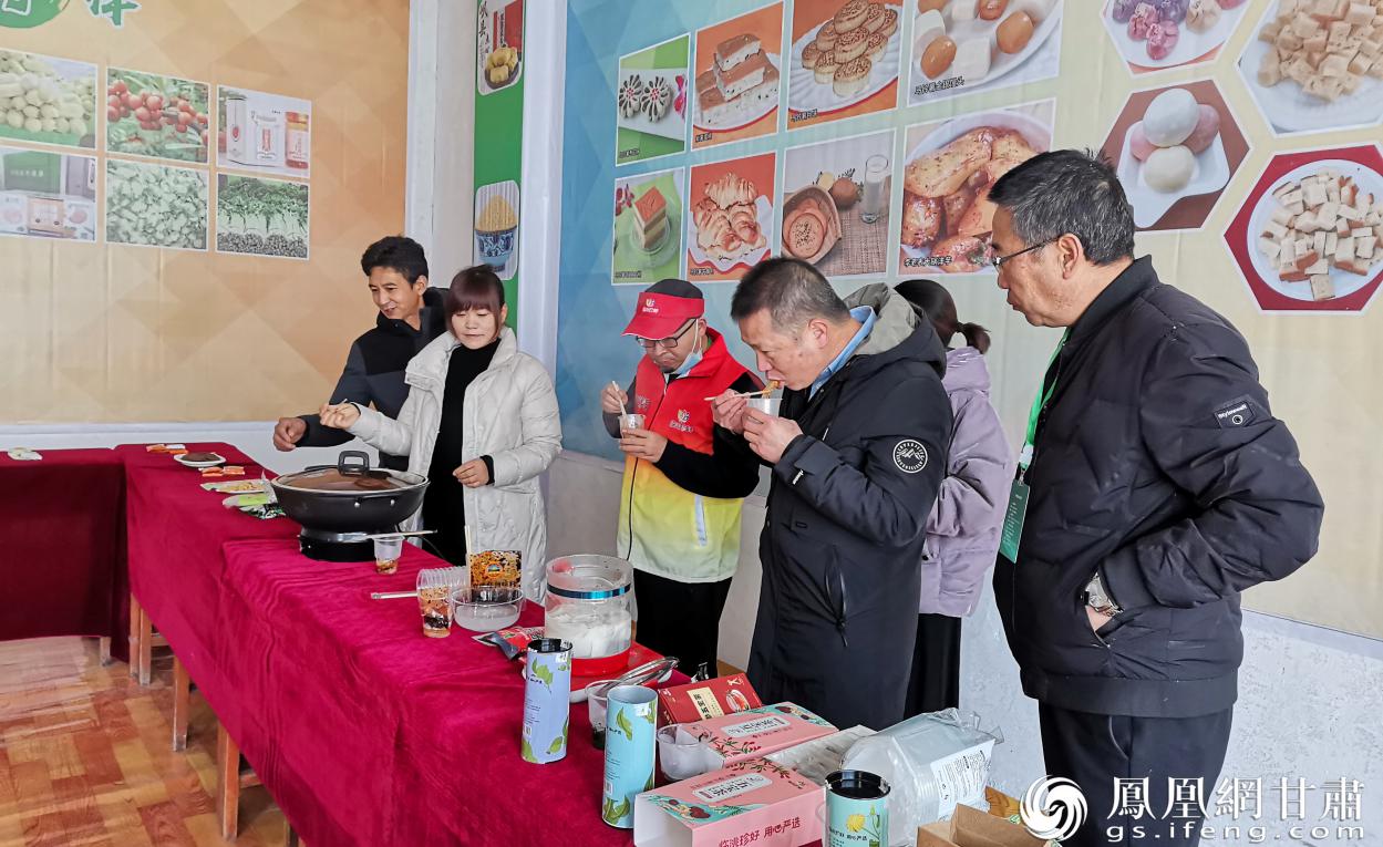 农特产品展销现场 李娟平 摄