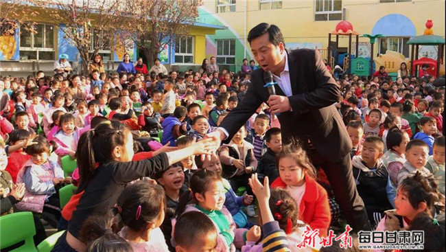  "红色文艺轻骑兵"进秦安 群众享"文化大餐"过足戏瘾