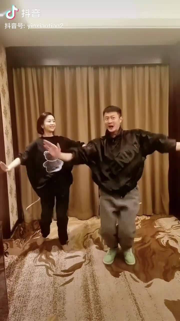 印小天佟丽娅同跳《站在草原望北京》，网友：又疯了一个