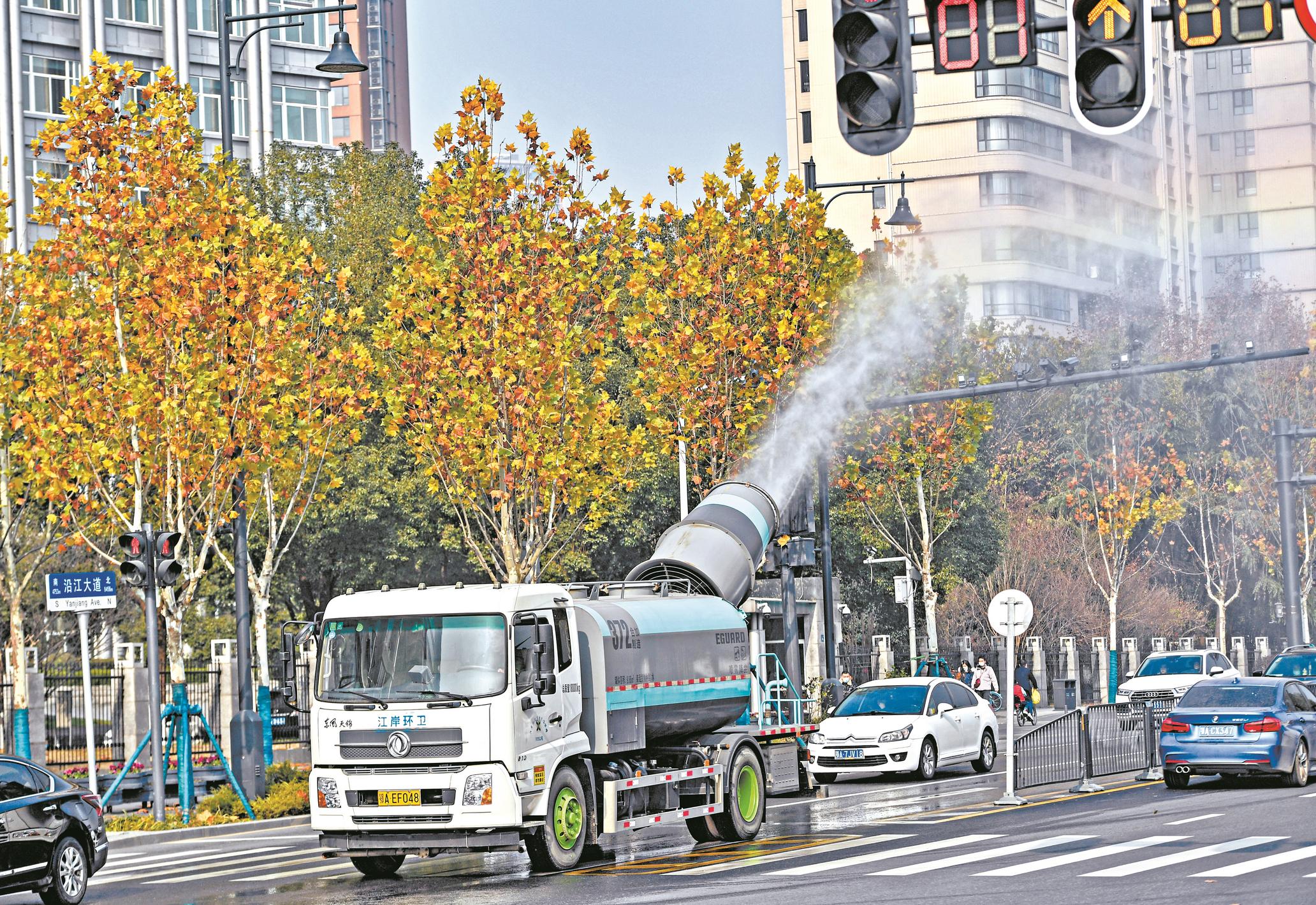 昨日，江城环卫部门出动多辆雾炮车，为城市降尘洗尘。 楚天都市报记者王永胜摄