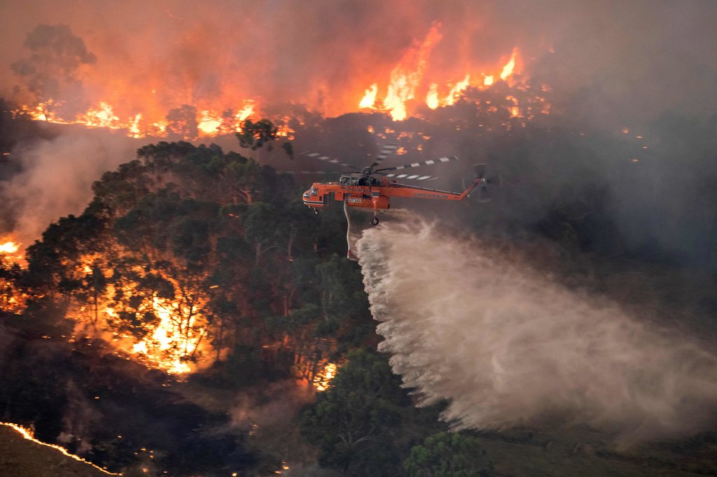 狂风、高温和肆虐的山火：澳大利亚度过“最危险的一天”