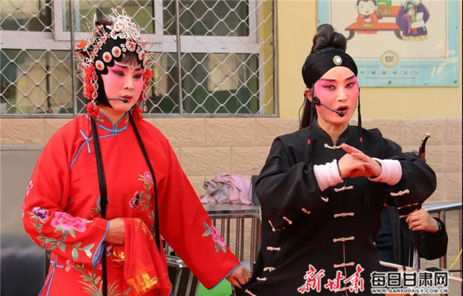  "红色文艺轻骑兵"进秦安 群众享"文化大餐"过足戏瘾