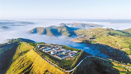 长庆油田推进生产建设与自然生态协调发展，油气开发区成为黄土高原一道亮丽风景线。（资料图）