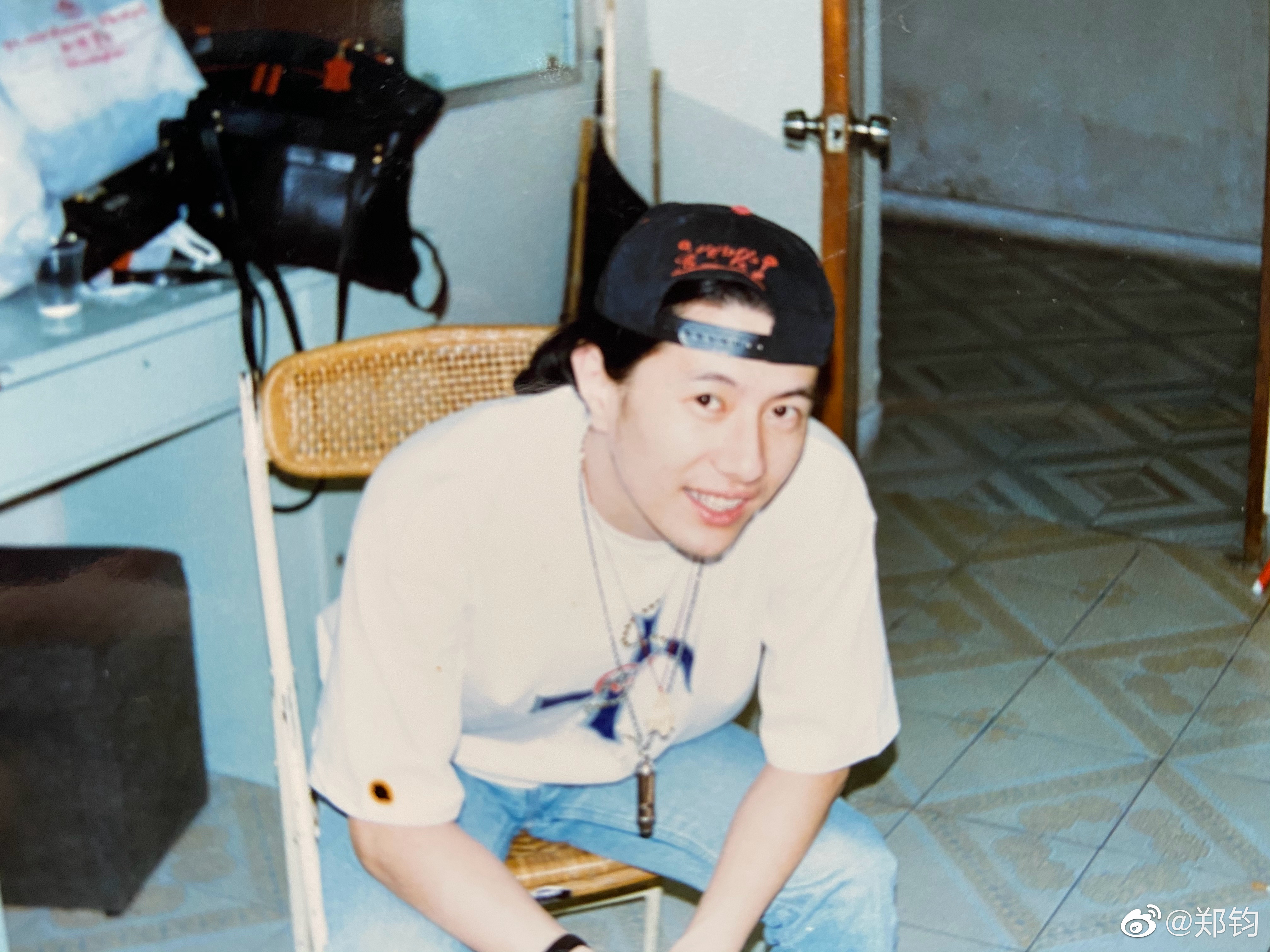 年轻时的郑钧，颜值、才华都不缺。