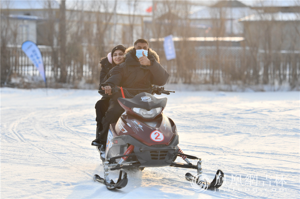 外籍友人体验雪地摩托。梁琪佳摄