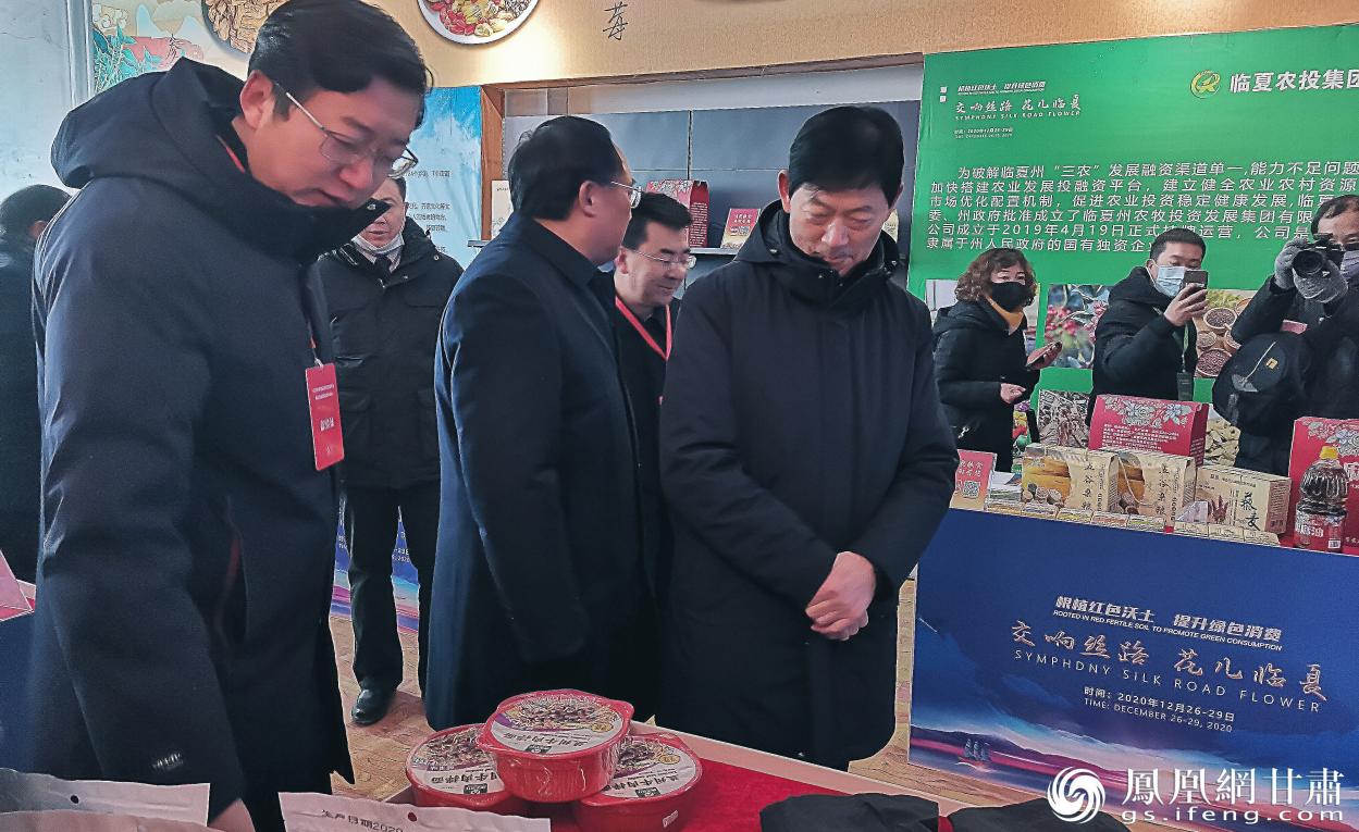 甘肃省商务厅厅长张应华参观白银市会宁县汉唐二十四节气文化商业街展销区 李娟平 摄