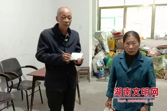 （孙细建（左一）在村民家里。图片来源：湖南文明网）