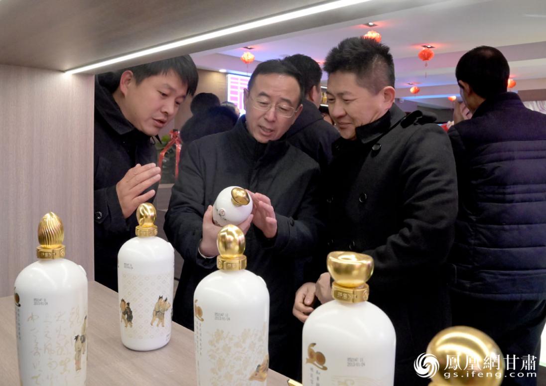 嘉宾参观中酒汇文化展示中心甘肃1号店，了解体验新零售生态服务平台所展示的酒文化。肖刚 摄