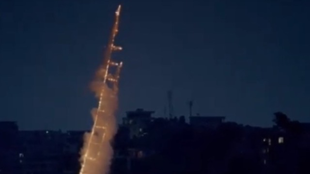 烟花盛宴“天梯” 蔡国强再次将焰火的美丽呈现全世界