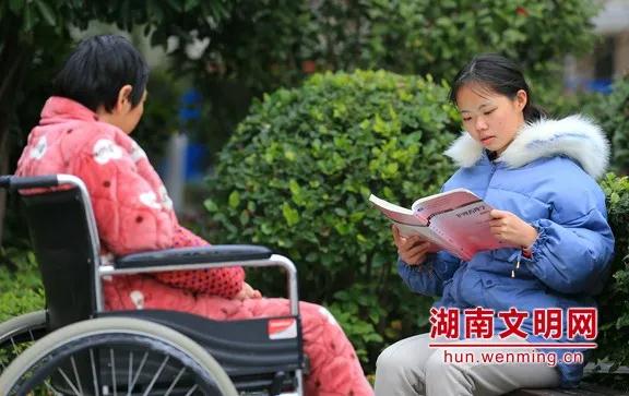 （邹晴（右）和母亲在一起。图片来源：湖南文明网）