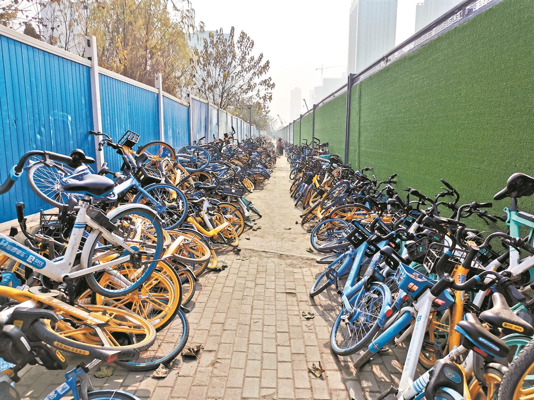 洪山区园林路地铁站j出口外共享单车扎堆