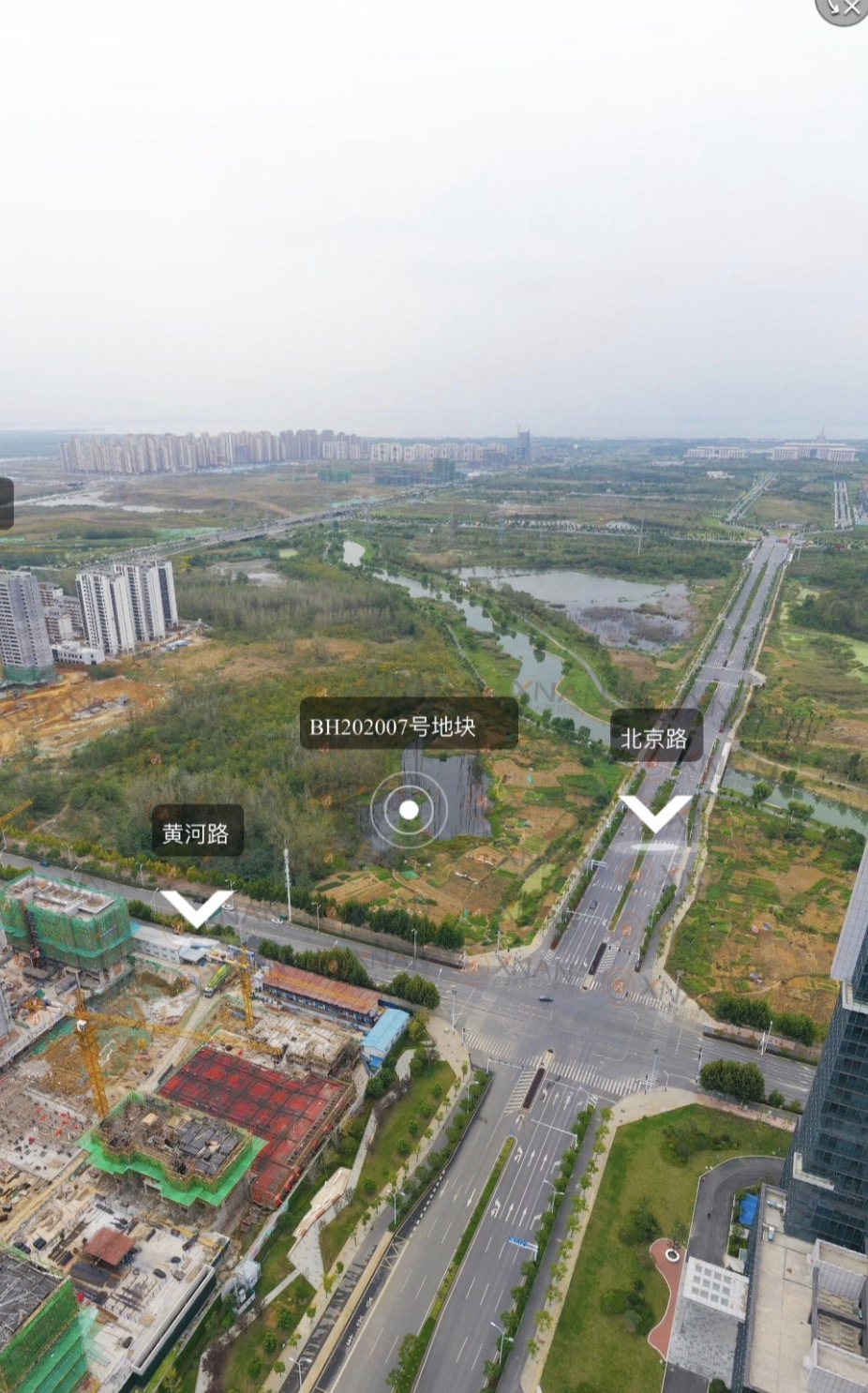 黄河路以南,包河大道以西,项目距中央公园约1公里,紧邻十五里河,面朝