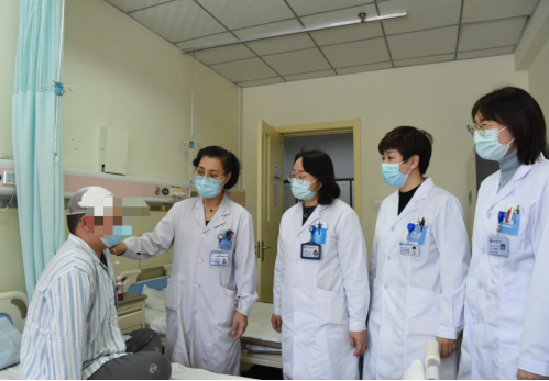 哈医大二院神经内科教研室主任,癫痫中心主任朱雨岚教授(左2)进行查房