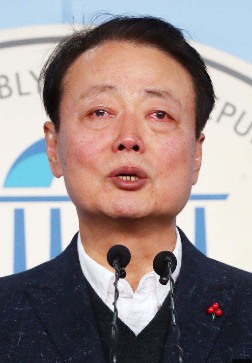 提到朴槿惠，韩国男议员突然当众大哭：我对不起你！