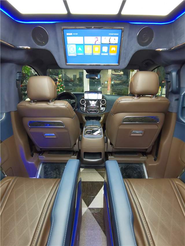 奔驰威霆七座商务车,黑白双拼豪华内饰
