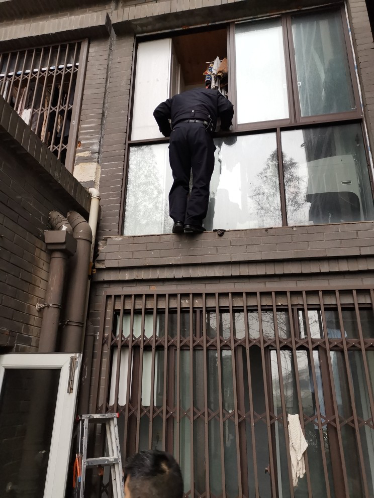 民警翻窗进入到伤者屋内