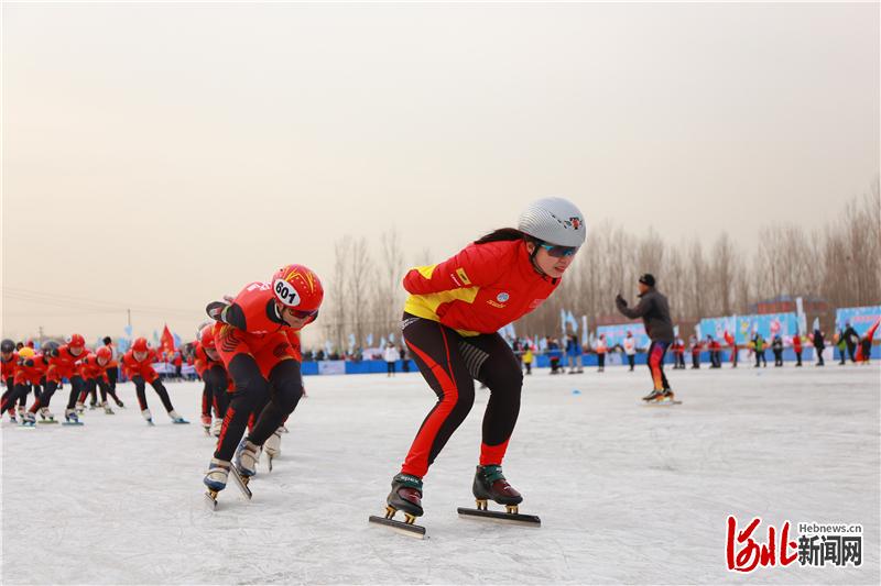 12月26日，涿州市第二届冰雪运动会拉开帷幕。图为比赛现场。