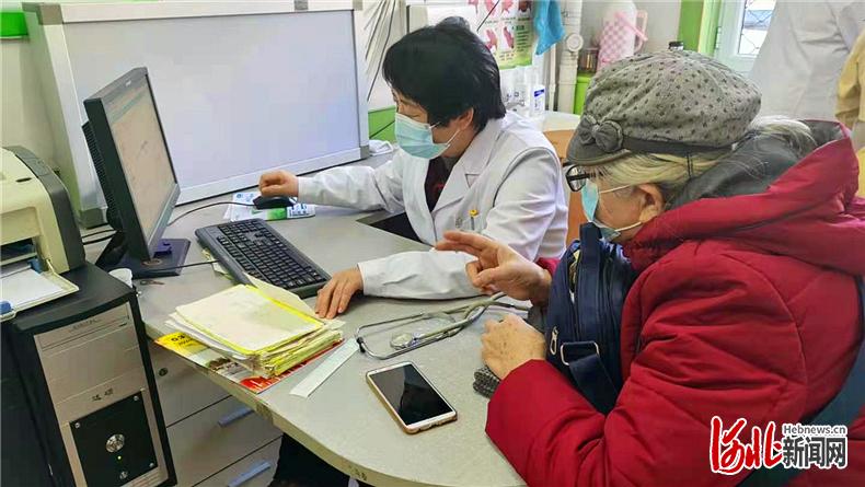 近日，广阳区爱民东道街道办事处花园楼社区卫生服务中心的医生在为居民问诊。通讯员周禹佳摄