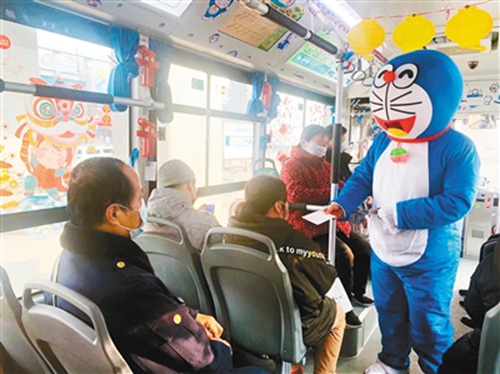 “机器猫”为乘客送贺卡 首席记者 梁璠 摄
