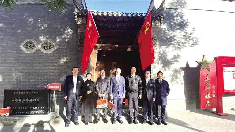 袁志学（右二）陪同俄罗斯驻华使馆文化参赞参观兰州八办