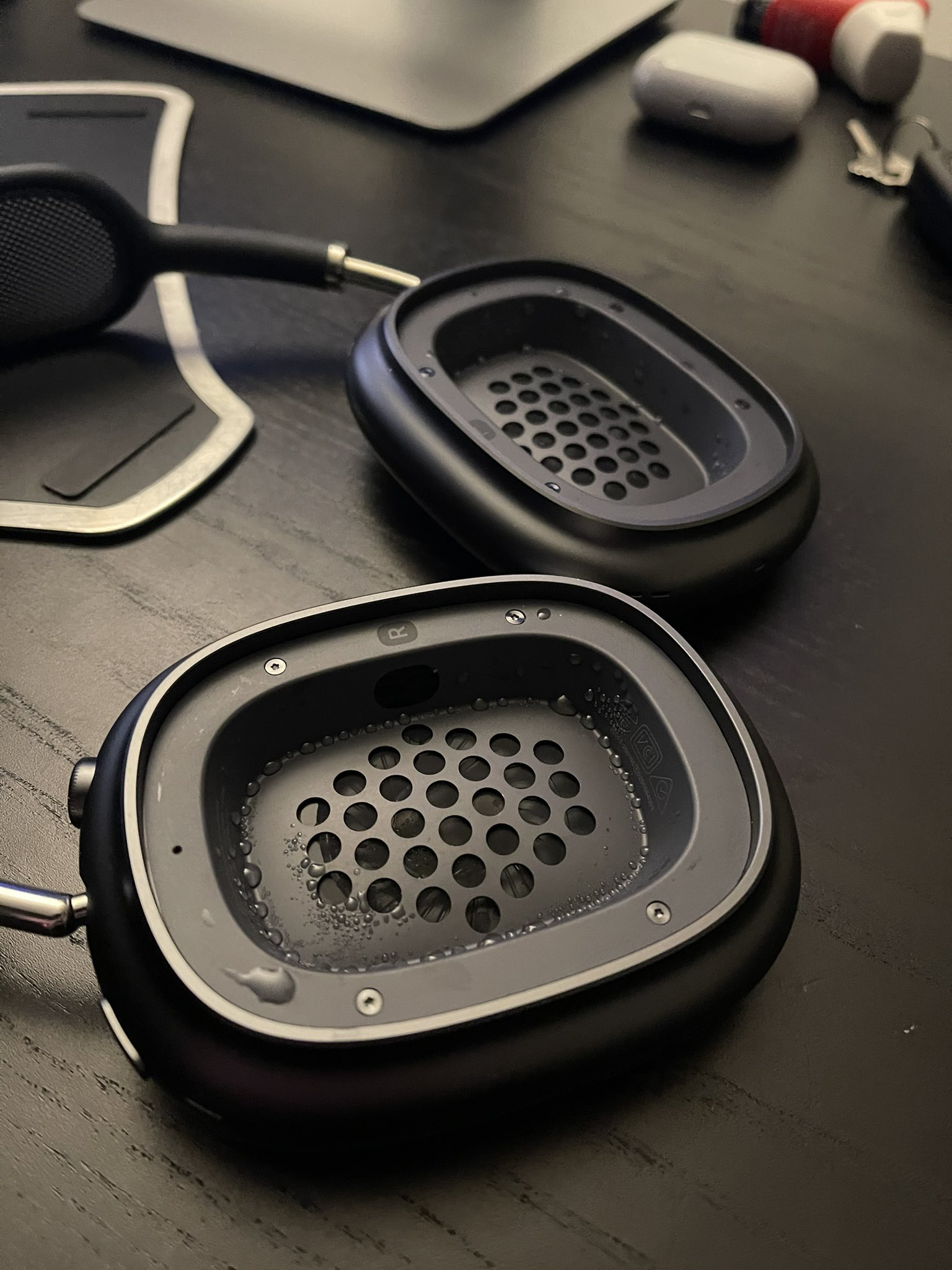 部分用户反映他们的airpodsmax发生出水的异常情况