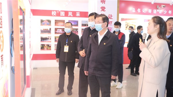 与会领导及参会人员参观省级党建工作市第一实验小学示范校
